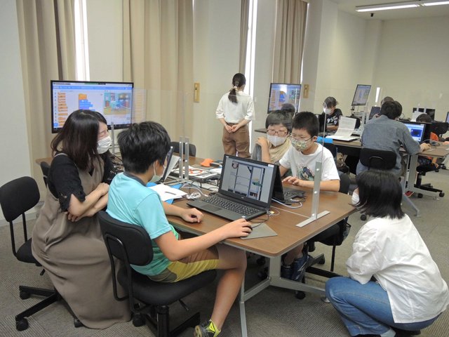 プログラミング体験会でオリジナルのゲームやアニメーション作りに挑戦する児童ら＝岐阜市柳津町高桑西、岐阜聖徳学園大羽島キャンパス