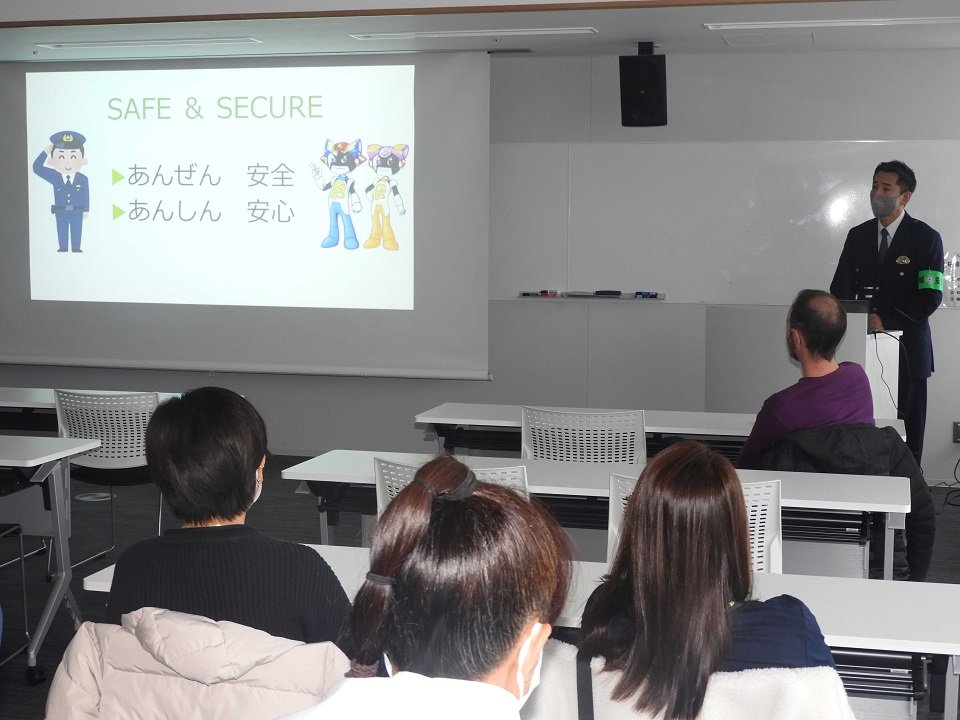外国籍の市民に日本の警察の仕組みを紹介するセミナー＝岐阜市役所