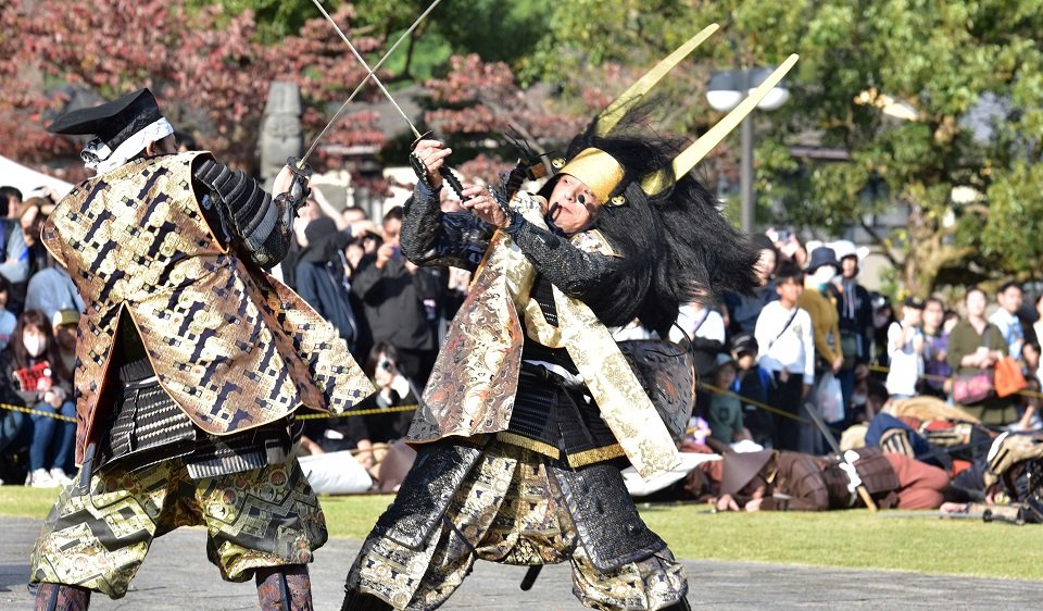 迫力ある戦いを繰り広げる合戦絵巻の参加者＝不破郡関ケ原町関ケ原、ふれあい広場