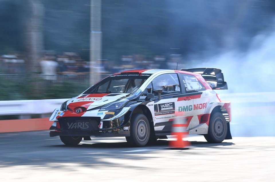 タイヤスモークを上げながら迫力あるデモ走行を見せるヤリスＷＲＣ＝１日午後２時３３分、愛知県名古屋市