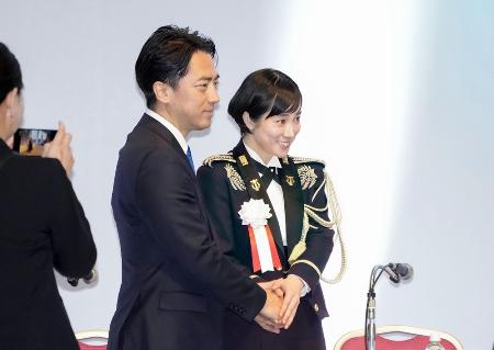 　第９３回自民党大会を終え、国歌斉唱を務めた陸上自衛隊中央音楽隊の鶫真衣３等陸曹（右）と握手する小泉進次郎防衛相＝２０２６年４月１２日、東京都内