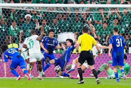 　町田―アルアハリ　前半、アルアハリの猛攻に耐える町田・林（中央）ら＝ジッダ（共同）