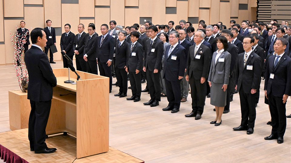 幹部職員を前に年頭訓示を述べる江崎禎英知事（手前左）＝県庁
