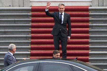 　オランダ自由党の離脱に伴う閣僚の辞表提出後、王宮を後にするスホーフ首相＝３日、ハーグ（ＡＰ＝共同）