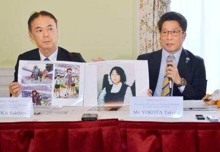 　２３日、米ワシントンで記者会見する拉致被害者家族会代表の横田拓也さん（右）と飯塚耕一郎さん（共同）