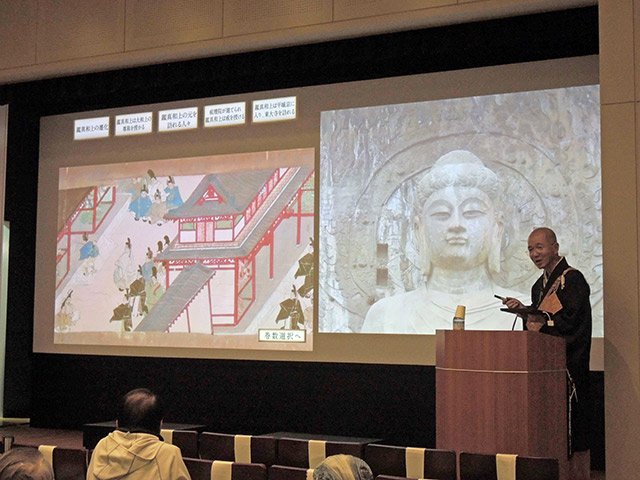 東征伝絵巻をひもときながら、鑑真と栄叡について語る石田太一執事長＝岐阜市大宮町、市歴史博物館