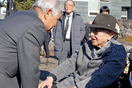 　石碑の除幕式後、関係者と談笑する倉本聰さん（右）＝１６日午前、北海道富良野市