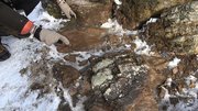 これまで見つかった信長期の石垣と続く、天守台の南西隅の石＝岐阜市、金華山
