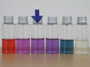 紫キャベツの煮汁を加えて色が変わった水溶液。左から調理酢、炭酸水、雨水、水道水、重曹水、台所用漂白剤