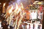 「朝渡御」で、たいまつに照らされて川を駆け抜けるみこし＝３０日午前０時４６分、安八郡神戸町神戸