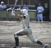 羽島北×長良＝５回表、この日３打点目となる中犠飛を放つ長良の国江＝プリニー