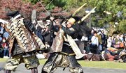 迫力ある戦いを繰り広げる合戦絵巻の参加者＝不破郡関ケ原町関ケ原、ふれあい広場
