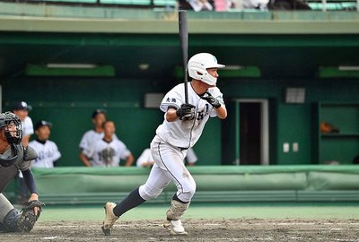 大垣工×大垣西＝９回表大垣西１死三塁、伊藤駿が中前適時打を放つ＝長良川球場