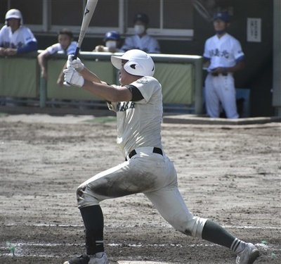 羽島北×長良＝５回表、この日３打点目となる中犠飛を放つ長良の国江＝プリニー