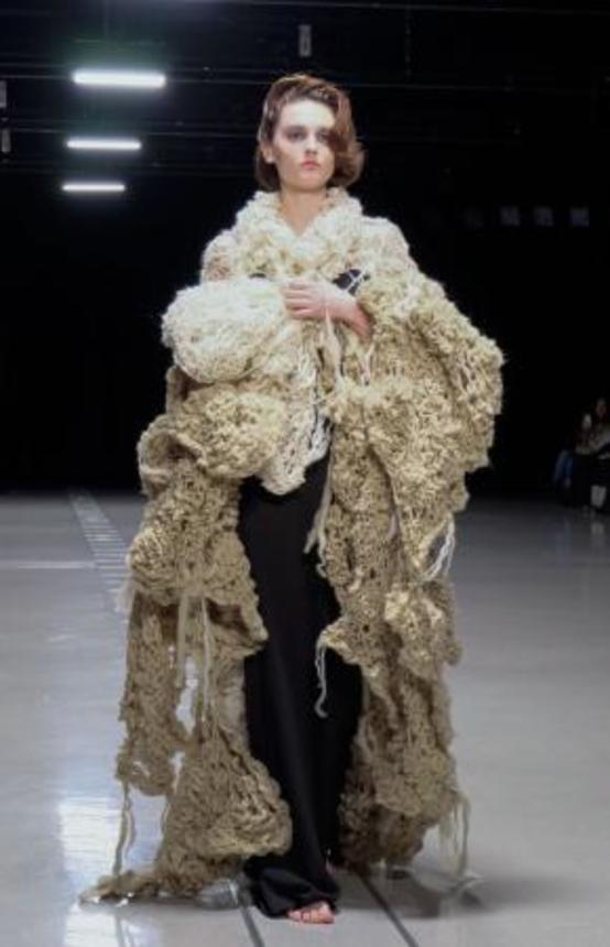 　開幕した東京コレクションで行われた「カカン」のショー＝１６日午後、東京都渋谷区