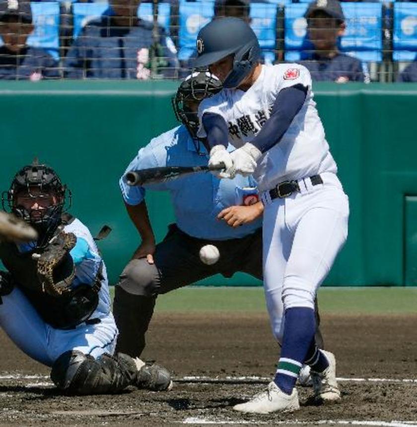 　沖縄尚学―山梨学院　１回裏沖縄尚学２死三塁、宜野座が左前に同点打を放つ。捕手横山＝甲子園