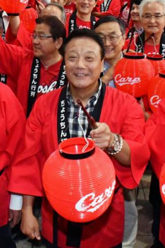 　プロ野球広島のリーグ優勝を祝う「ちょうちん行列」に参加した池谷公二郎さん＝２０１６年９月、広島市