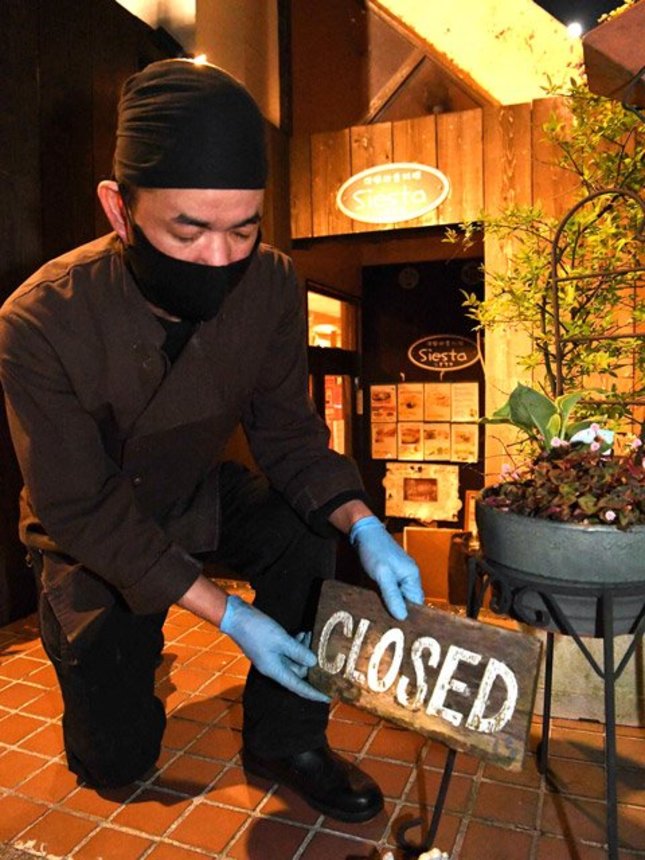 午後８時で店を閉めるオーナーの加藤英己さん。「新しい収入源を模索していかないと」と話す＝２６日午後７時５４分、美濃加茂市森山町、レストラン「シエスタ」