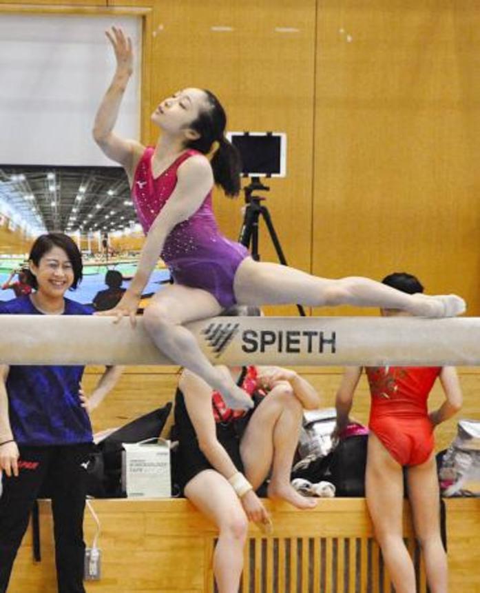 　体操女子の強化合宿で平均台に取り組む岡村真＝東京都北区の味の素ナショナルトレーニングセンター