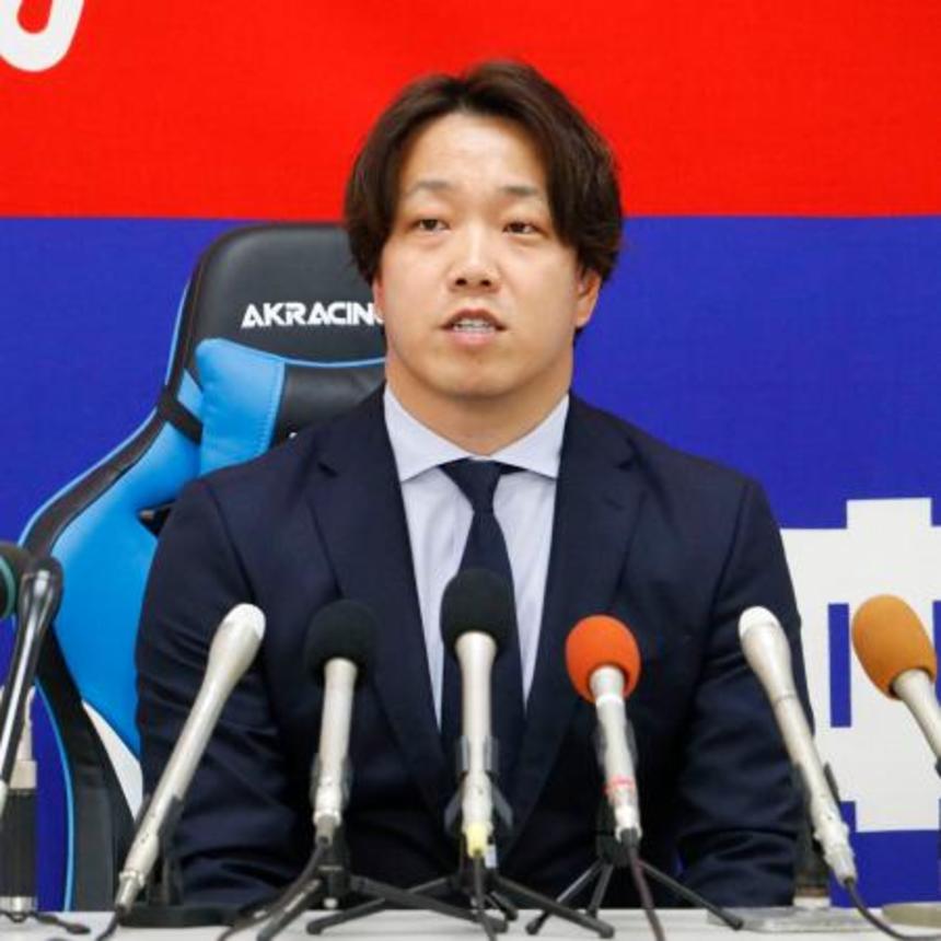 　契約を更改し、記者会見する中日・柳＝２９日、ナゴヤ球場