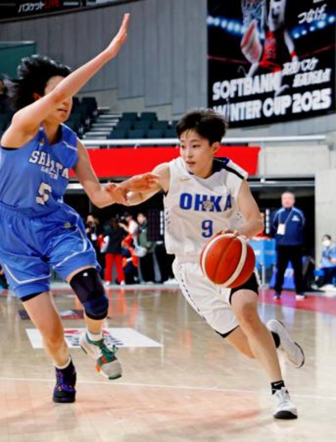 　桜花学園―柴田学園大柴田学園　第１クオーター、ドリブルで攻め込む桜花学園・竹内＝東京体育館