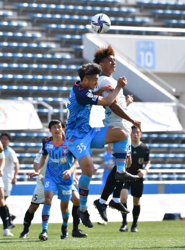 ＹＳ横浜×ＦＣ岐阜＝前半、空中で相手と競り合うＦＣ岐阜のＦＷンドカ＝ニッパツ三ツ沢球技場