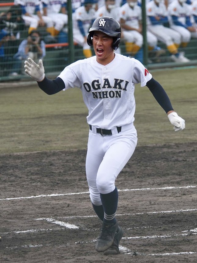大垣日大×県岐阜商＝１回表大垣日大１死三塁、先制の２ランを放ち、ナインとハイタッチする山田＝大垣北