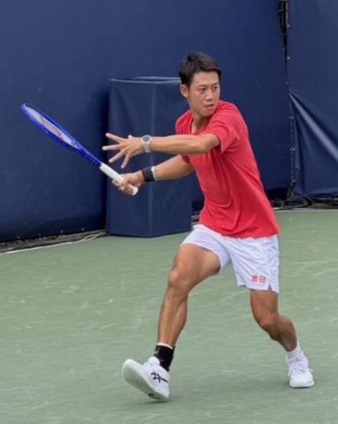 　試合会場で練習する錦織圭＝２６日、米ワシントン（共同）