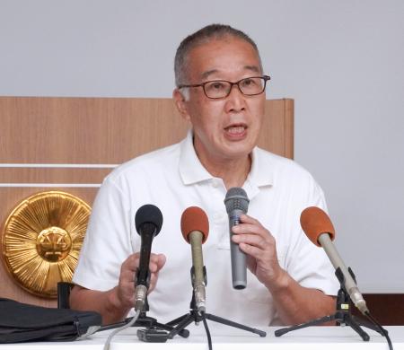 　記者会見する太田滋さん＝９日、静岡県沼津市