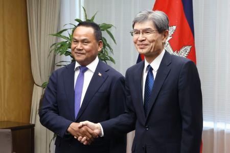 　カンボジアのソー・テット国家警察長官（左）と握手する警察庁の楠芳伸長官＝２８日午後、東京都内