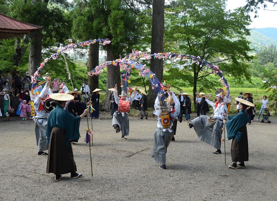 ３年ぶりの寒水の掛踊で、背中の「しない」と揺らして踊る若者ら＝９月１０日、郡上市明宝寒水
