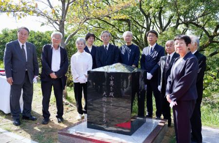 　顕彰碑の除幕式で写真に納まる参加者ら＝１８日午後、長崎市