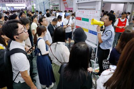 　山陽新幹線の一部区間で終日運転見合わせとなり、混雑するＪＲ博多駅で対応する駅員＝１０日午後