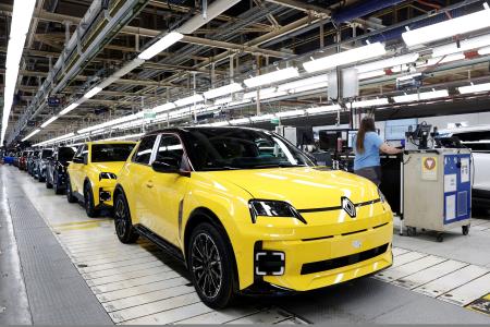 　フランス北部ドゥエで組み立てられるルノーのＥＶ＝７月（ロイター＝共同）