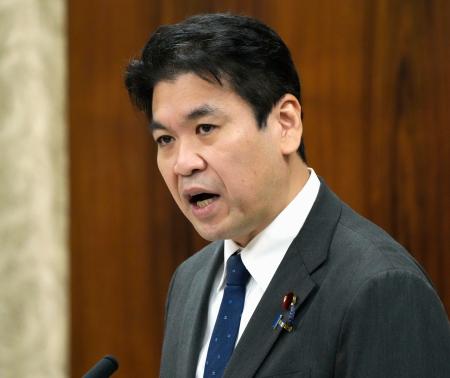 　参院文教科学委員会で答弁する松本文科相＝２６日午前