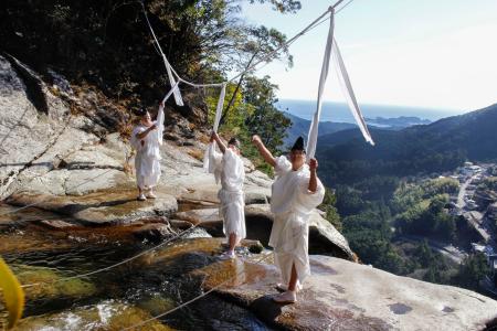 　「那智の滝」に架かる大しめ縄を張り替える神職＝２７日午前、和歌山県那智勝浦町