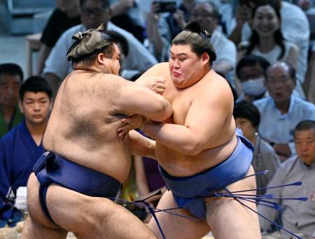　高安（左）と攻め合う大の里。寄り切りで下す＝ＩＧアリーナ