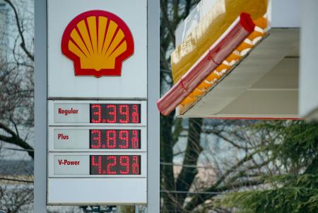 　ワシントンにあるガソリンスタンド＝５日（ロイター＝共同）