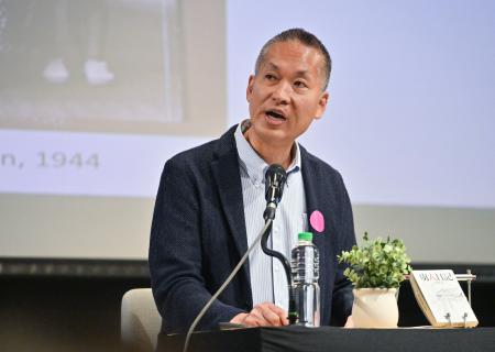 　「虜人日記」について話す小松志行さん＝１１日、マニラ（共同）