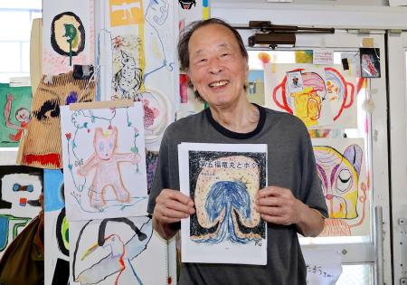 　核兵器廃絶などを訴えるイラストレーターの黒田征太郎さん＝２１日、北九州市