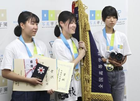 　２０２３年の写真甲子園で優勝した大阪府立生野高のメンバー＝北海道東川町