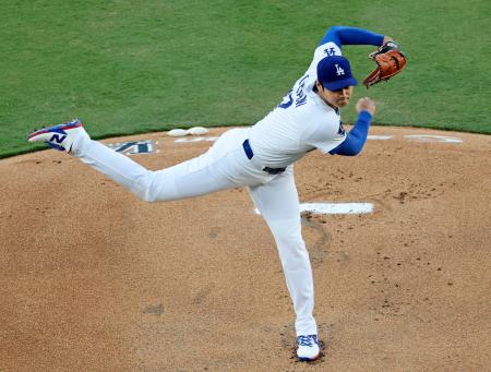　パドレス戦のマウンドに上がり、第１球を投じるドジャース・大谷＝ロサンゼルス（共同）