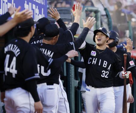 　４回、満塁本塁打を放ちナインに迎えられるロッテ・佐藤（右手前）＝楽天モバイルパーク