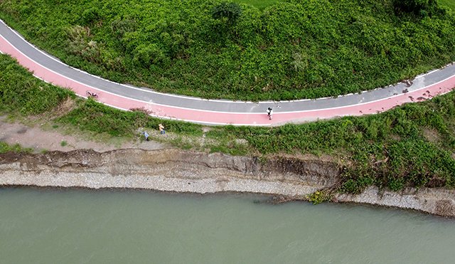 浸食された笠松町サイクリングロード沿いの木曽川右岸の川岸＝笠松町江川