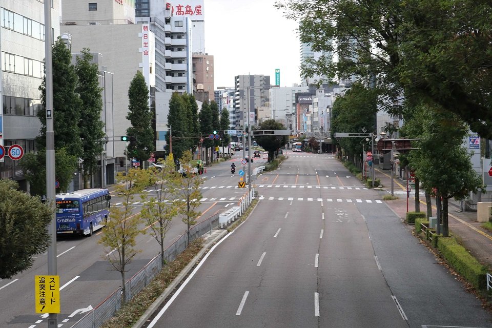 騎馬武者行列が行われる金華橋通り＝１８日、岐阜市内