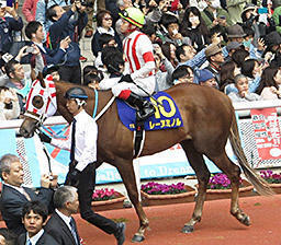 今年の桜花賞を勝ったレーヌミノル（池添謙一騎手）