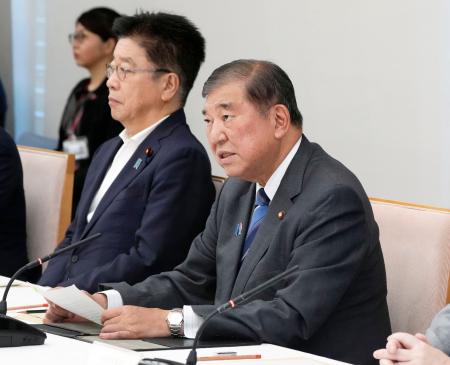 　政府与党政策懇談会であいさつする石破首相（手前）＝７日午前、首相官邸
