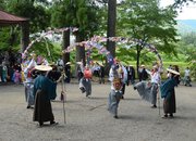 ３年ぶりの寒水の掛踊で、背中の「しない」と揺らして踊る若者ら＝９月１０日、郡上市明宝寒水