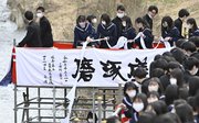伝統の「白線流し」で結んだスカーフを流す卒業生ら＝１日午後０時４８分、高山市大新町、大八賀川