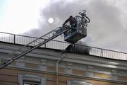 　２８日、ロシアの無人機攻撃を受けたウクライナ国立科学アカデミーの建物で、対応に当たる消防隊員ら＝キーウ（ゲッティ＝共同）
